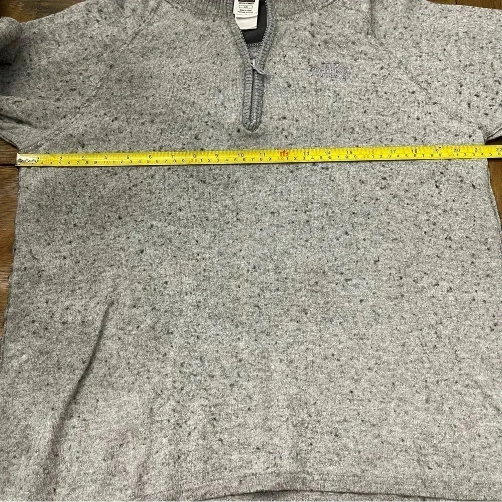 Men’s The North face quarter zip pullover sweater. Heather gray, size L. EUC.